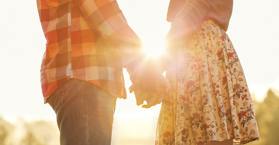 「手をつなぐ」だけでわかる!セックスの相性