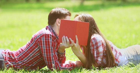 【夢占い】キスの夢の意味とは?(同性/知らない人/嫌がるなど)