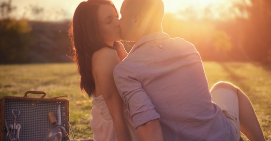 キスする場所によって意味が違う。キスに隠された深層心理 21選