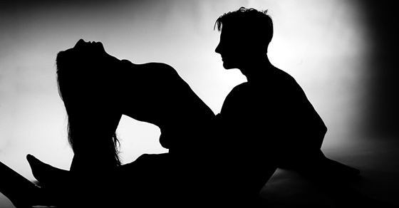 なぜ女性はセックス中に電気を消したいのか、その理由・5選