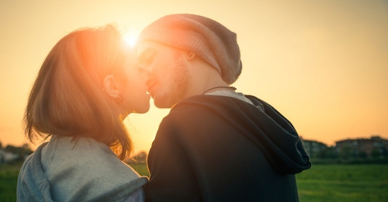 キスで頭を「右」か「左」に傾けるかで、その人の性格がわかる!