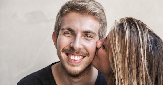 男が「キスして!」と書いた紙をもって道に立ったら、恐ろしい結果が(動画)