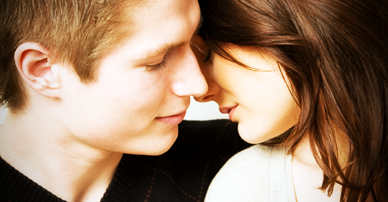 男性必見!女性から思わずキスしたくなる瞬間 11選