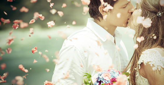 あなたはどっち派?結婚しない人生のメリットとデメリットを解説