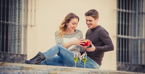 付き合う前の女性へ。お手軽だけど絶対喜ばれるプレゼント8選
