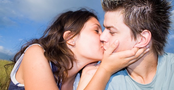 20代の女子が悶絶する、「理想のキス」シチュエーションTOP5