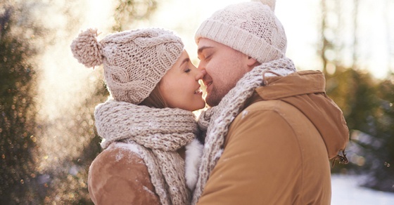 男性とキスする際に触れると興奮する体の部位4つ