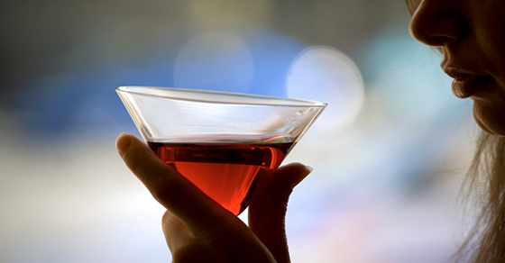 お酒を飲む